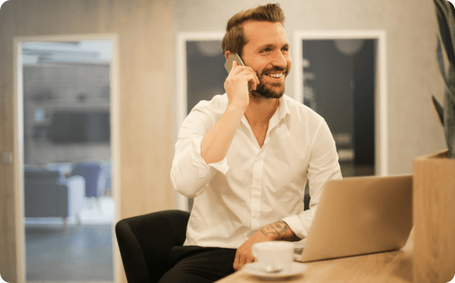 Imagen que enseña un hombre sentado hablando por teléfono