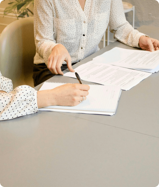 Una mesa con varios documentos para firmar